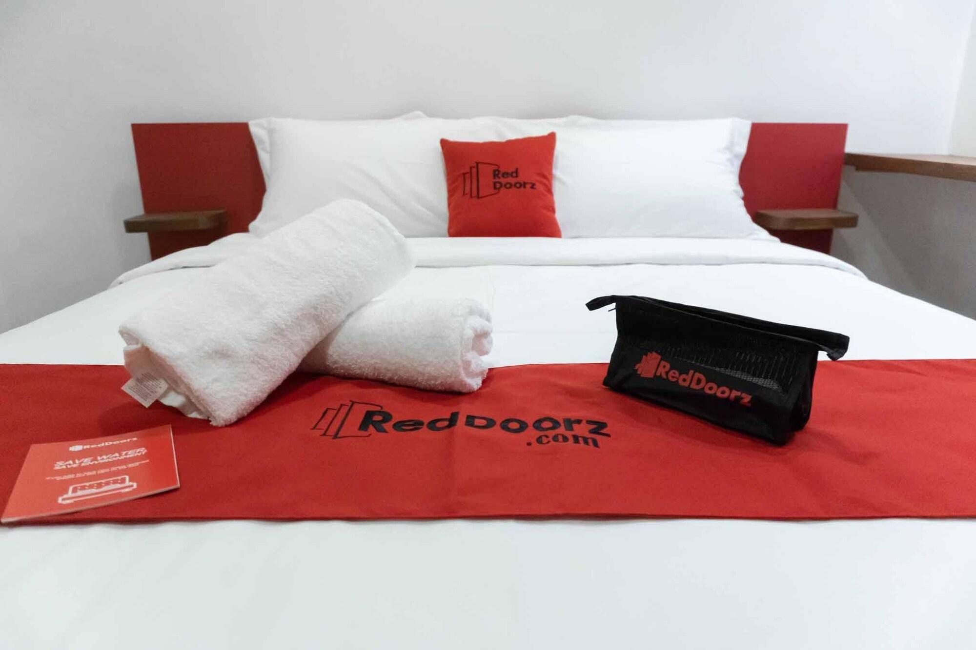 Reddoorz Plus At Mm Hotel Las Pinas Former Reddoorz Plus Near Bamboo Organ Eksteriør billede
